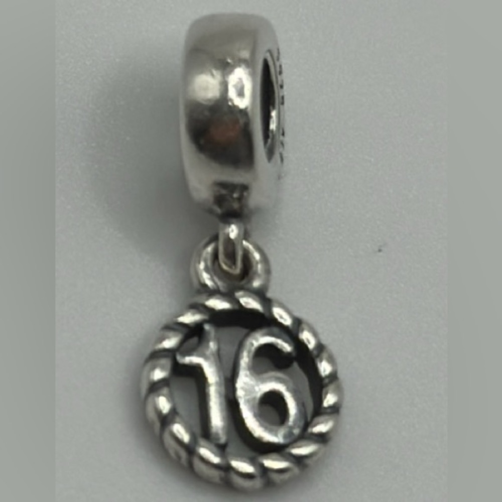 Pandora 16 charm​